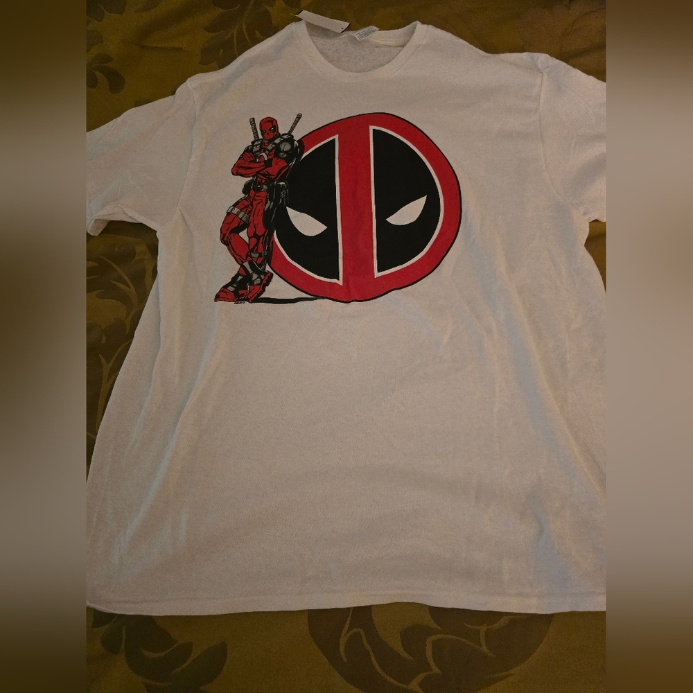 Deadpool tshirt L nwt white & red